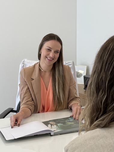 Dra. Jéssica Peters em atendimento no consultório em Santa Cruz do Sul