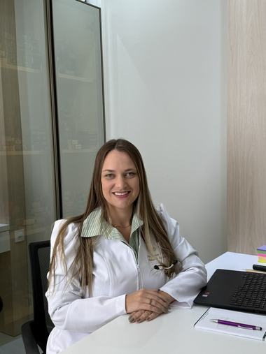 Dra. Jéssica Peters em atendimento no consultório em Santa Cruz do Sul