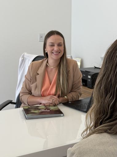 Dra. Jéssica Peters em atendimento no consultório em Santa Cruz do Sul
