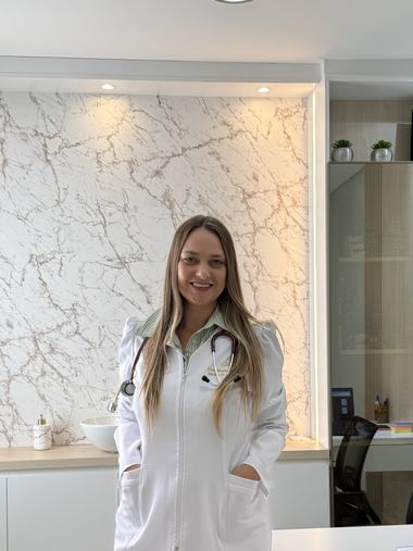 Dra. Jéssica Peters em atendimento no consultório em Santa Cruz do Sul