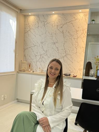 Dra. Jéssica Peters em atendimento no consultório em Santa Cruz do Sul