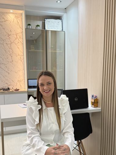 Dra. Jéssica Peters em atendimento no consultório em Santa Cruz do Sul