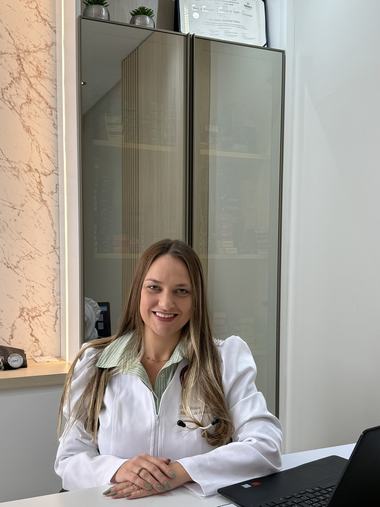 Dra. Jéssica Peters em atendimento no consultório em Santa Cruz do Sul