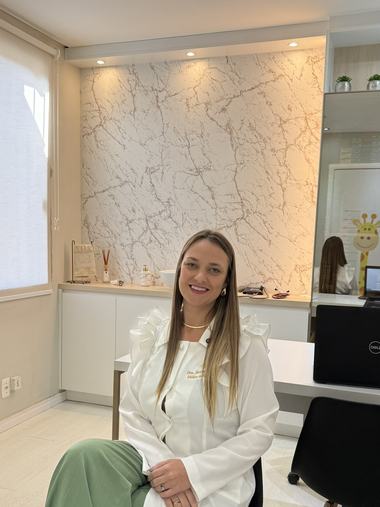 Dra. Jéssica Peters em atendimento no consultório em Santa Cruz do Sul