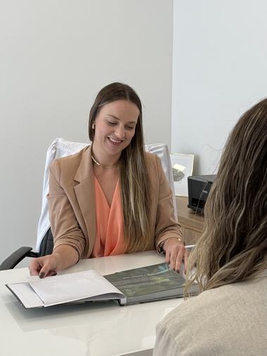Dra. Jéssica Peters em atendimento no consultório em Santa Cruz do Sul