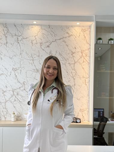 Dra. Jéssica Peters em atendimento no consultório em Santa Cruz do Sul